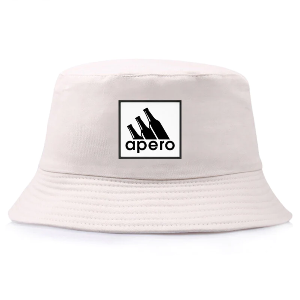 Bob de couleur beige avec inscrit apéro avec le design du logo Adidas.