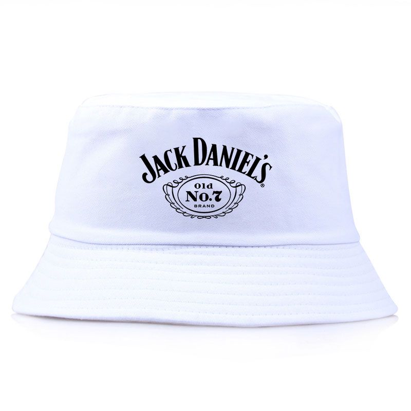 Bob de couleur blanc avec inscrit le logo Jack Daniel's.