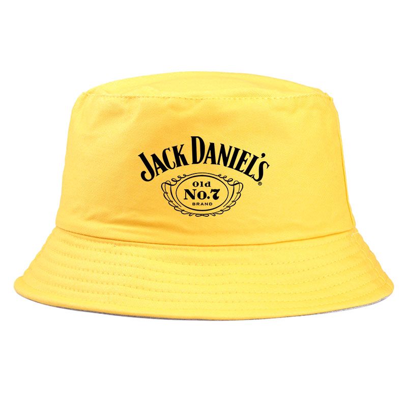 Bob de couleur jaune avec inscrit le logo Jack Daniel's.