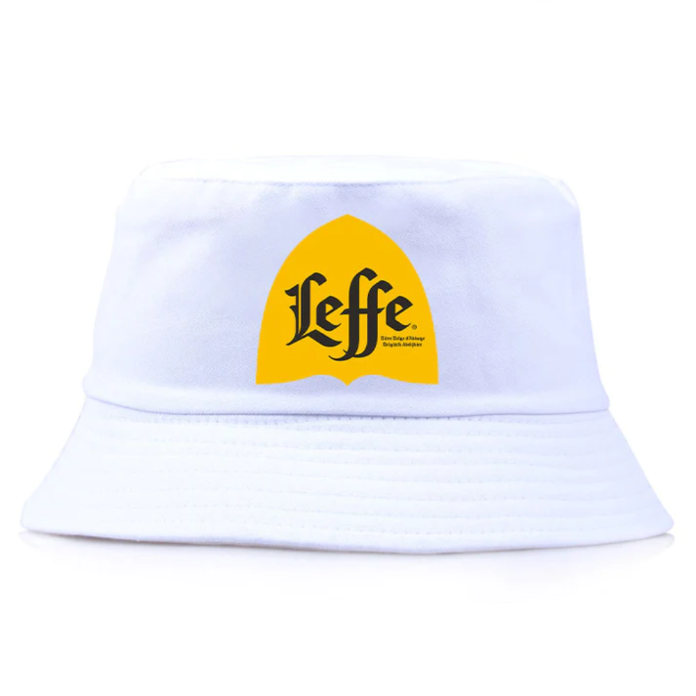 Bob de couleur blanc avec inscrit le logo Leffe.