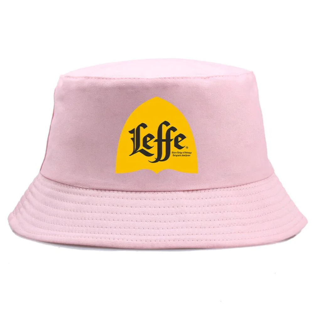 Bob de couleur rose avec inscrit le logo Leffe.