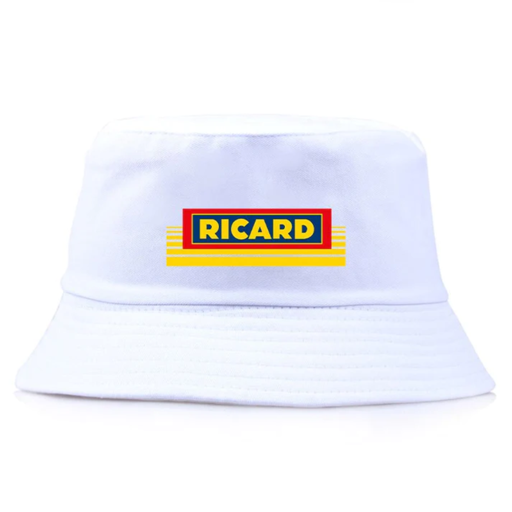 Bob de couleur blanc avec inscrit le logo Ricard de 1984.