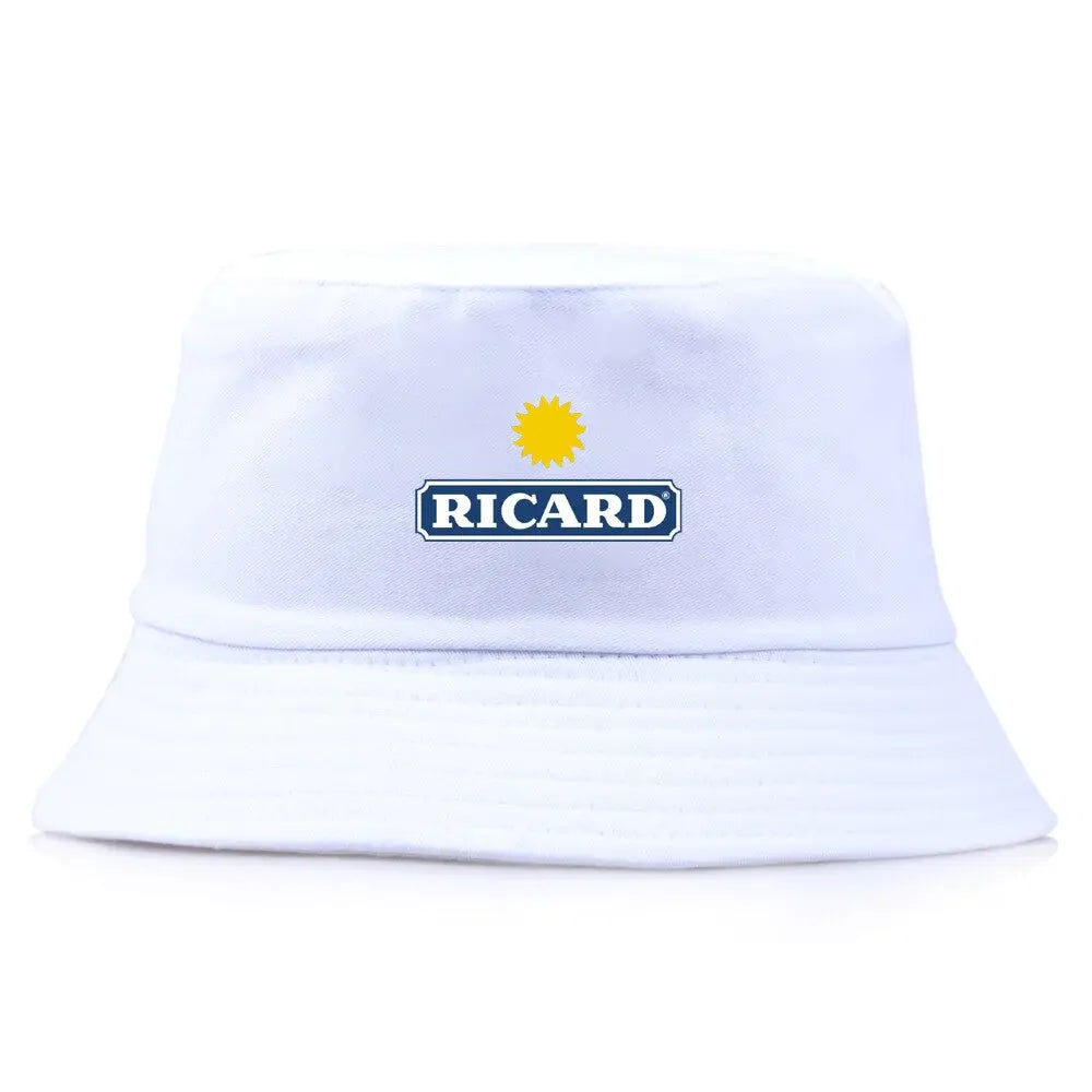 Bob de couleur blanc avec inscrit le logo Ricard.