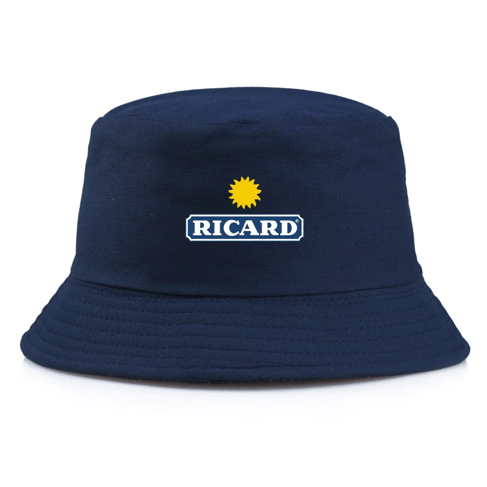 Bob de couleur bleu marine avec inscrit le logo Ricard.