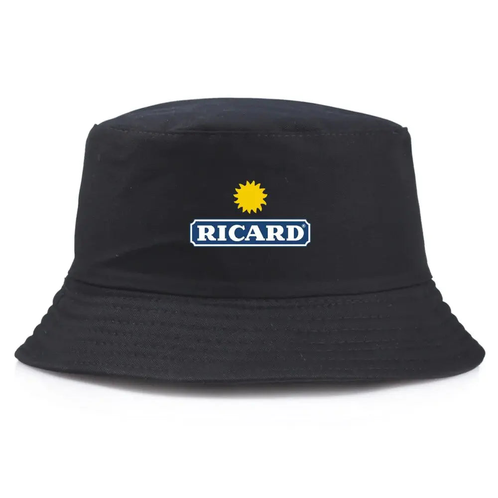 Bob de couleur noir avec inscrit le logo Ricard.