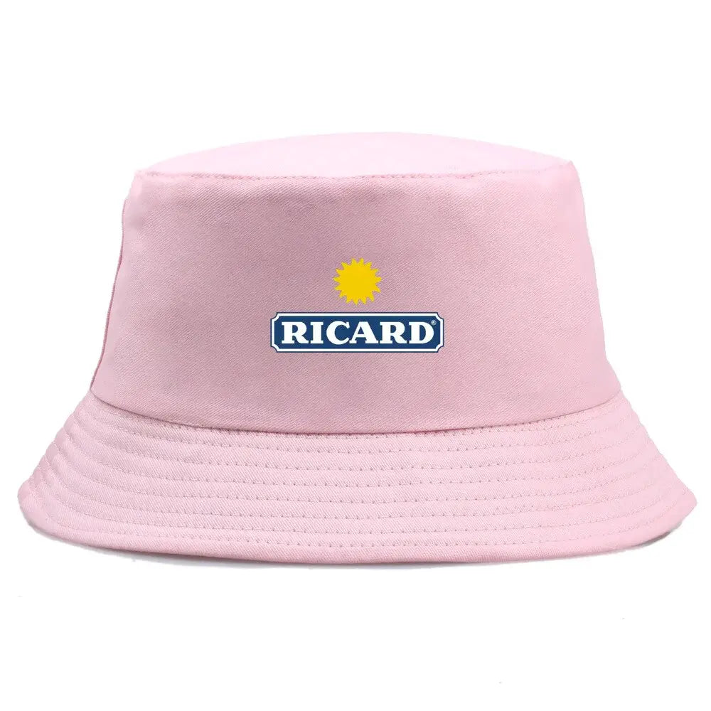 Bob de couleur rose avec inscrit le logo Ricard.