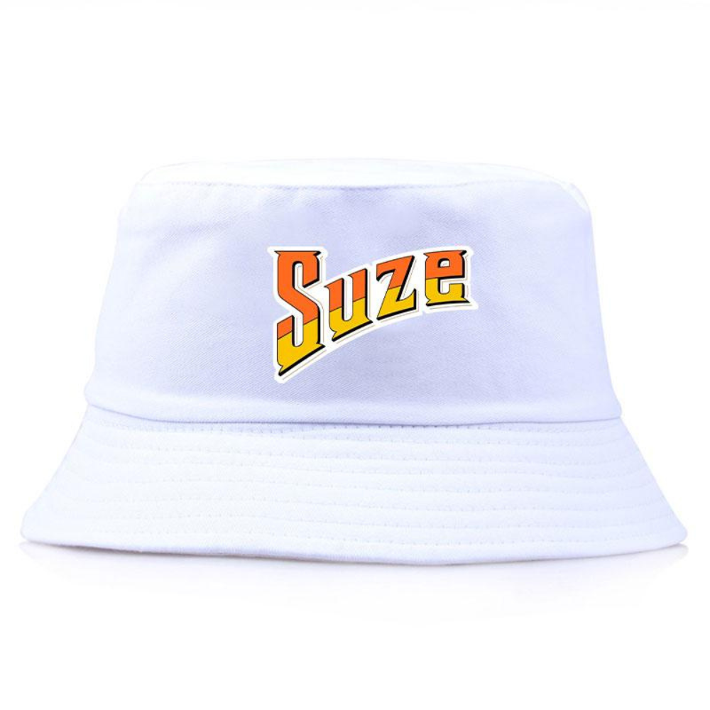 Bob de couleur blanc avec inscrit le logo Suze.